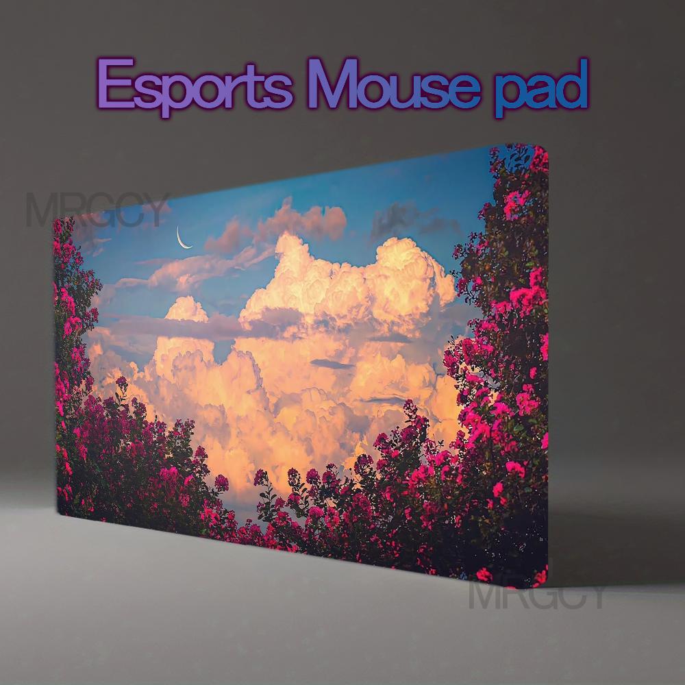 Gaming Accessories For Gaming Desk - 柔らかく夢のような風景 両側に咲く鮮やかなピンクの花の茂み 巨大なふわふわの金色の雲 小さな三日月 オフィスデスクアクセサリー